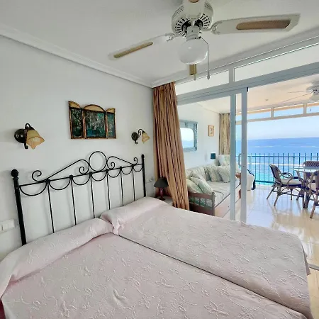 Las Palmeras Seafront Apartment Бенидорм