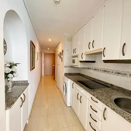 Las Palmeras Seafront Apartment * Бенидорм
